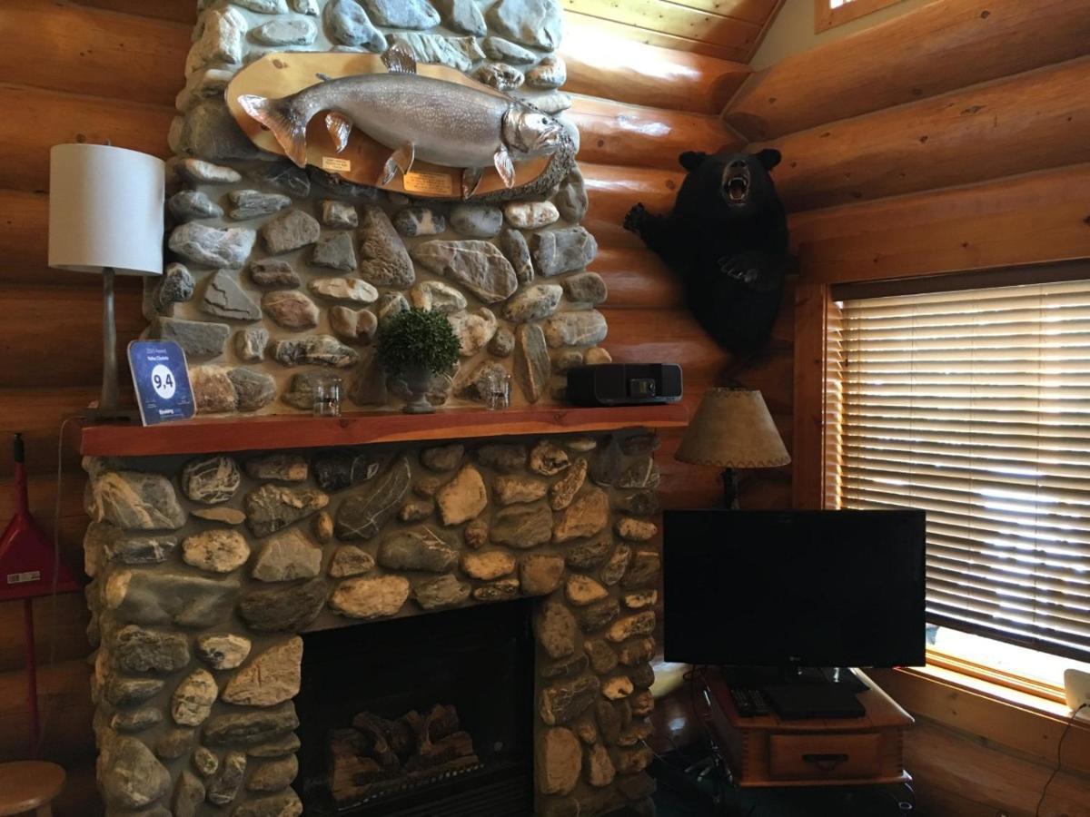 Yoho Chalets Villa Golden Eksteriør billede